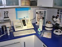 Blutanalysegeraet, Zentrifuge, Mikroskop & Brutschrank Blutanalysegerät, Zentrifuge, Mikroskop & Brutschrank
